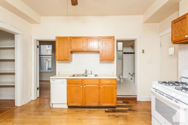 Building Photo - 2 bedroom in Chicago IL 60657