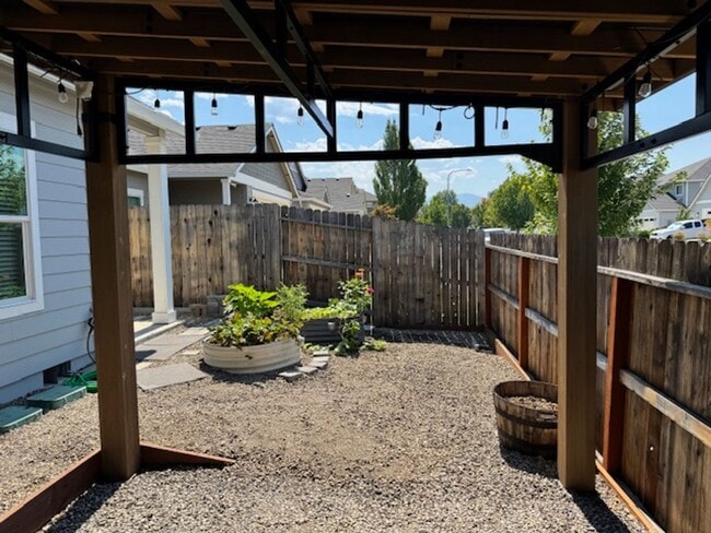 Building Photo - SINGLE LEVEL 3 BEDROOM/ UPGRADES W/ EASY M...