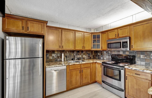 Building Photo - 65 Lake Arbor Dr