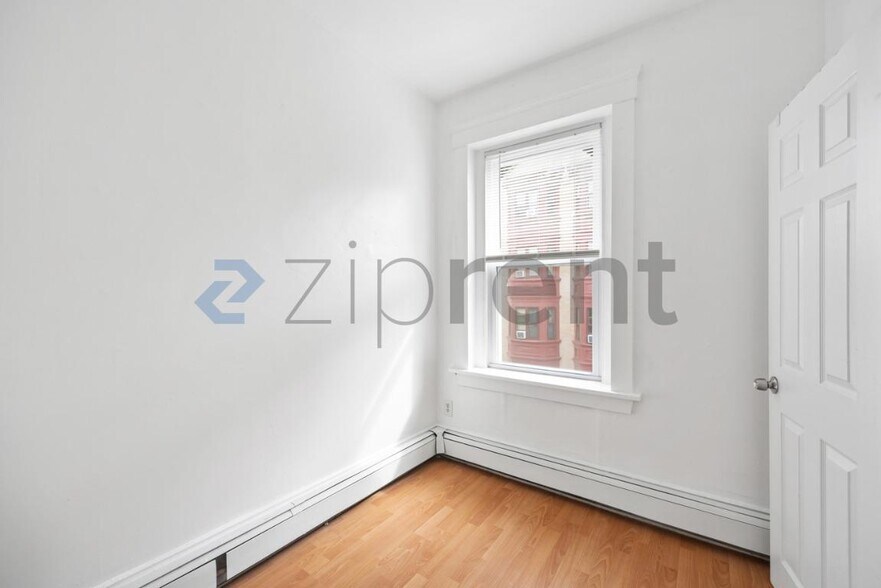Building Photo - Unit 3