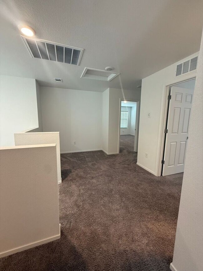 Building Photo - 3-Bed, 2.5-Bath Townhome in North Reno
