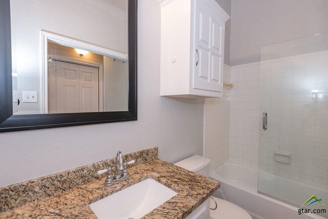 Building Photo - 5917 Hollytree Dr