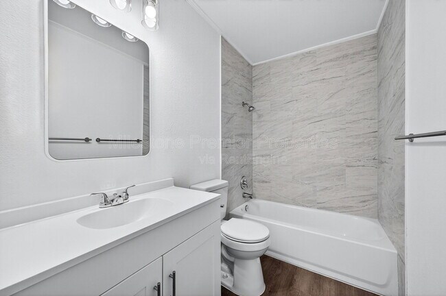 Building Photo - 701 E Morton St