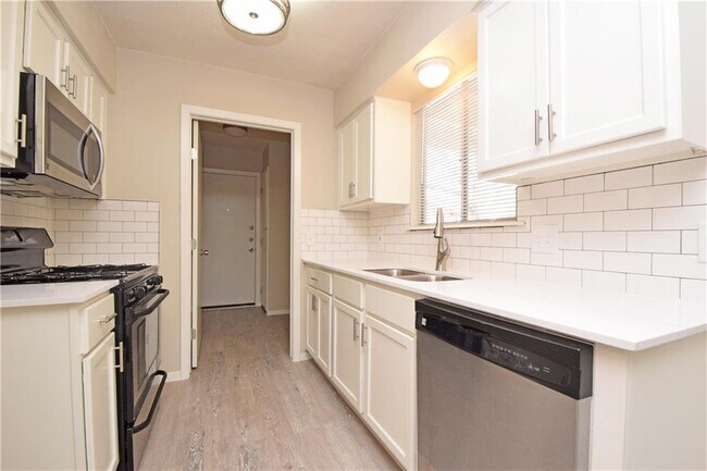 Building Photo - 6400 Brookside Dr