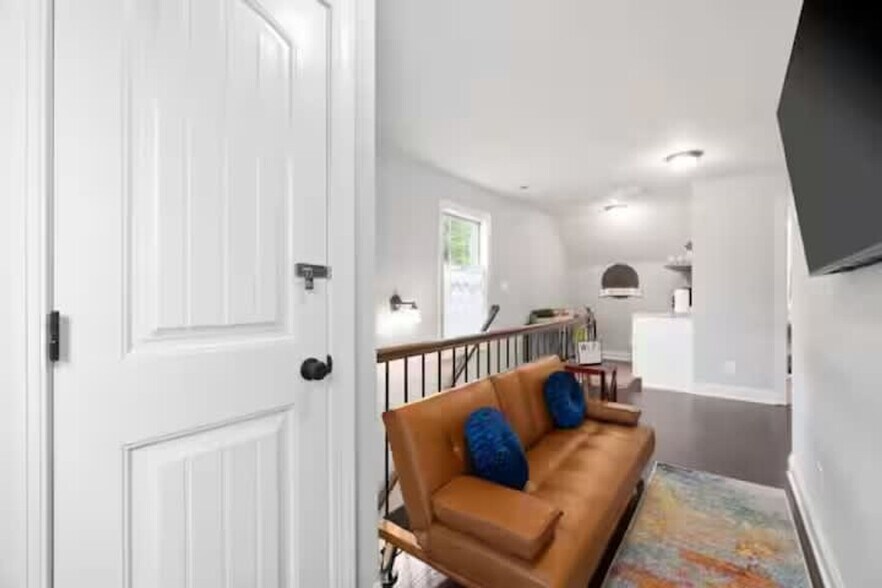 Building Photo - 206 E Street-SI ID1367386P