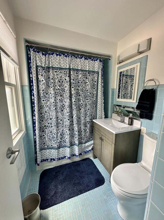 Building Photo - 4515 N Lake Dr