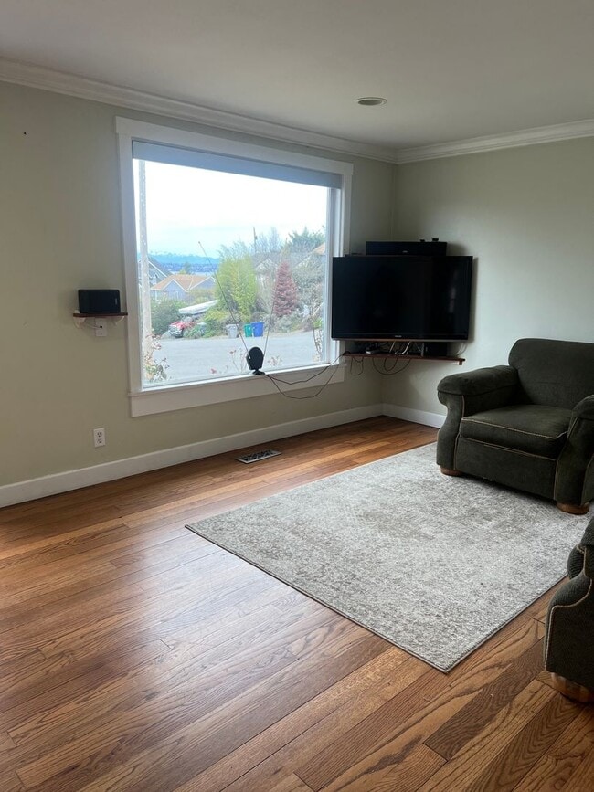 Building Photo - Renton 2 bedroom 1 bath home available now!