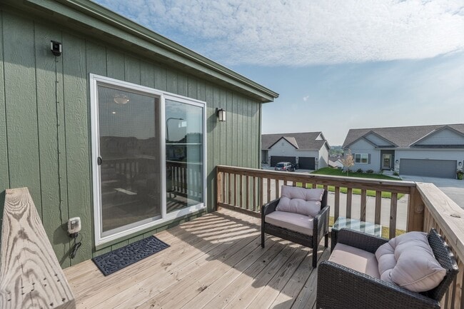 Building Photo - Open-Concept 3-Bedroom with Corner Lot Vie...