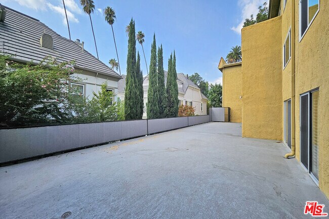 Building Photo - 382 E California Blvd