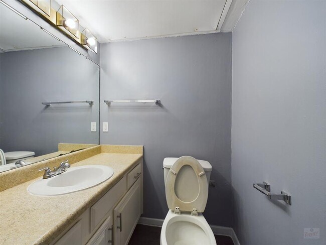 Building Photo - 806 W 24th St