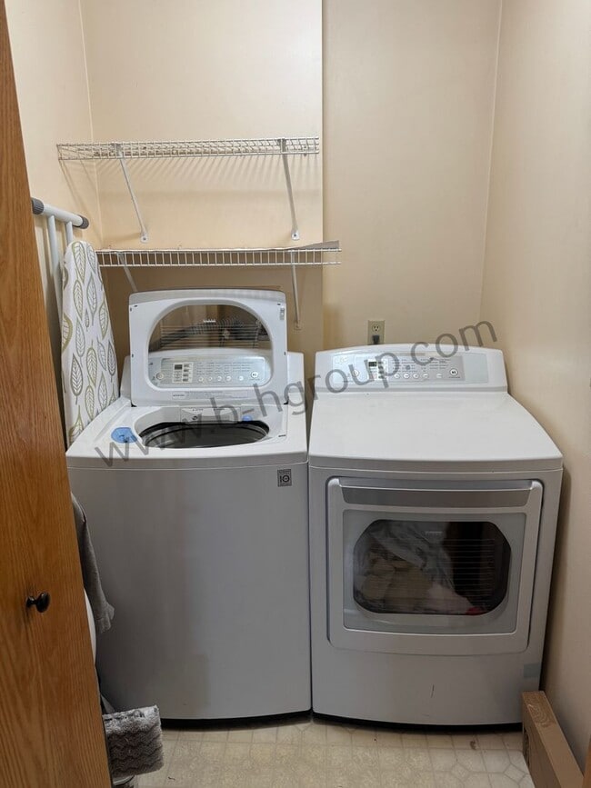 Building Photo - Rare Find!