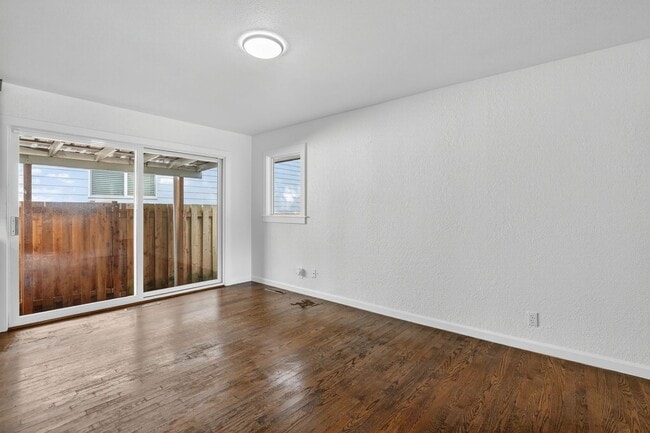 Building Photo - 4 bedroom: Single Level SE Portland Home