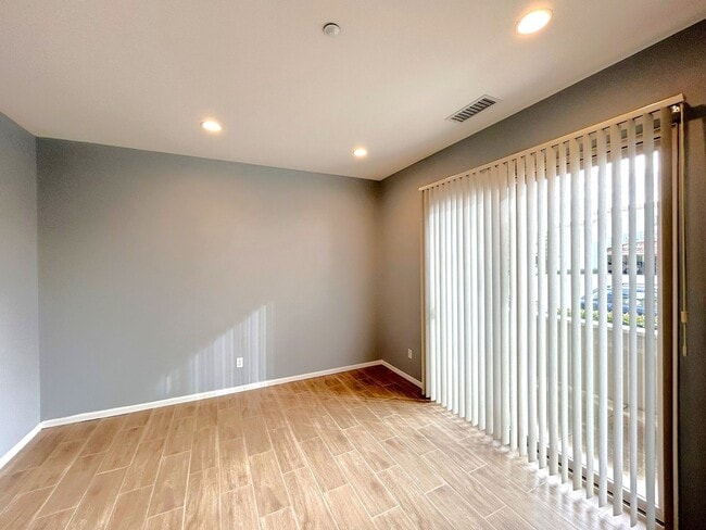 Building Photo - Beautiful Multi-Level 2-Bedroom Condo in Victoria Gardens HOA!