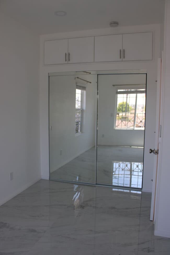Building Photo - 2 Bedroom, 1 Bathroom Apartment