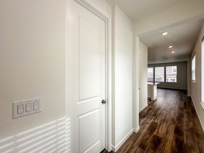 Building Photo - Luxurious 3bd home in Dove Village