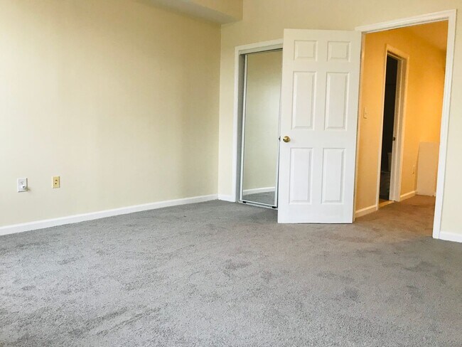 Building Photo - Gorgeous 6-Bedroom Townhouse One Block fro...