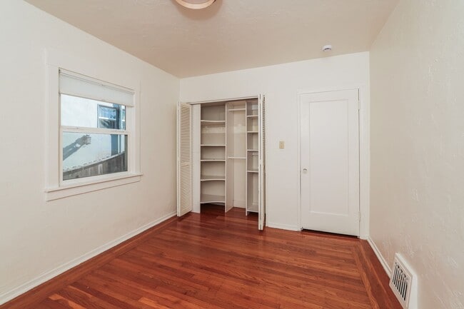 Building Photo - Available 2 Bedroom Home In Redwood Heights!