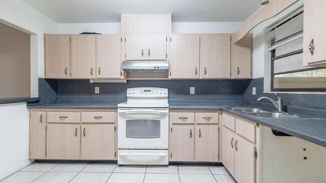 Building Photo - 604 Roselyn Ave