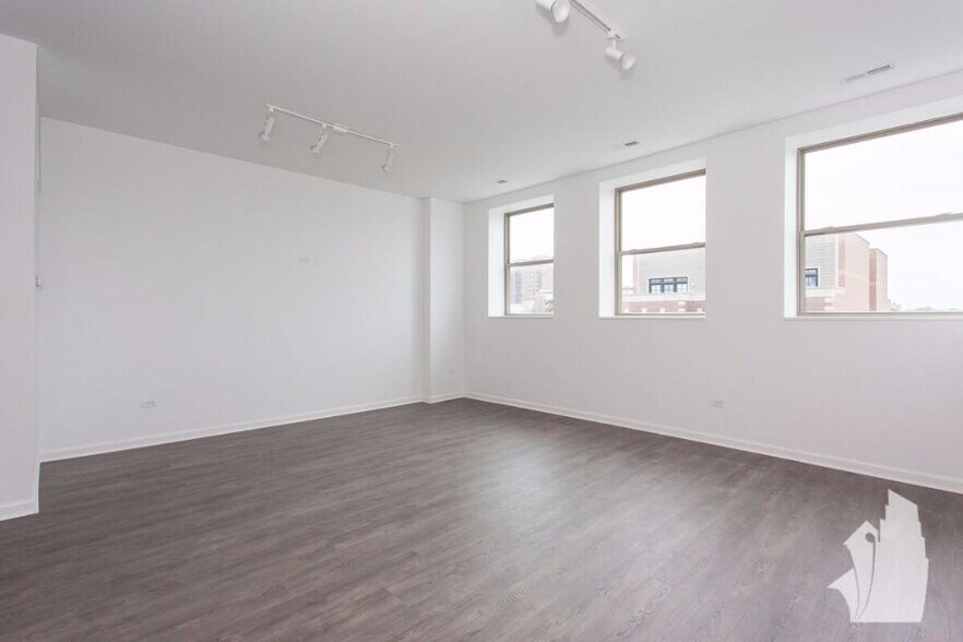 Building Photo - 930 W Dakin St