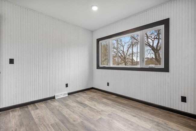 Building Photo - 335 1st St