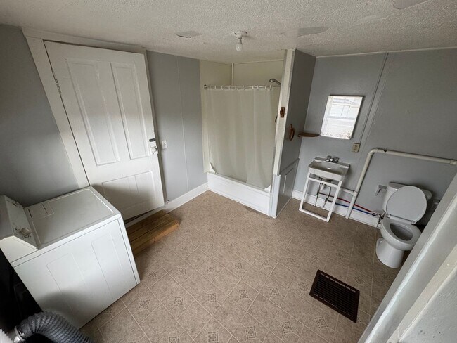 Building Photo - Interested in a two-bedroom house that includes a large garage. Please let us know