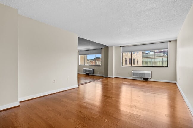 Building Photo - Spacious Renovated Dupont Circle Condo Walking Distance to Metro!