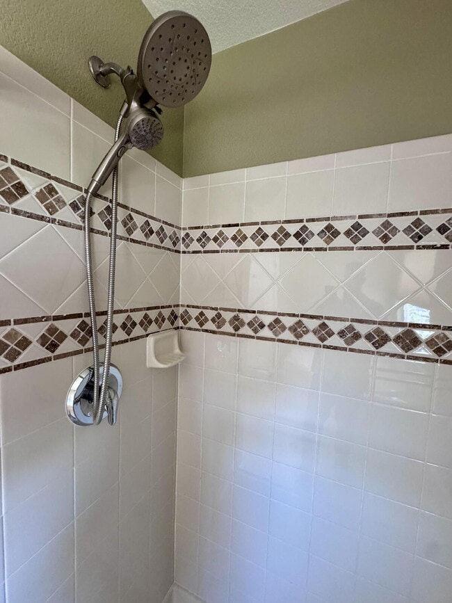 Building Photo - 7031 S Oak Hill Cir
