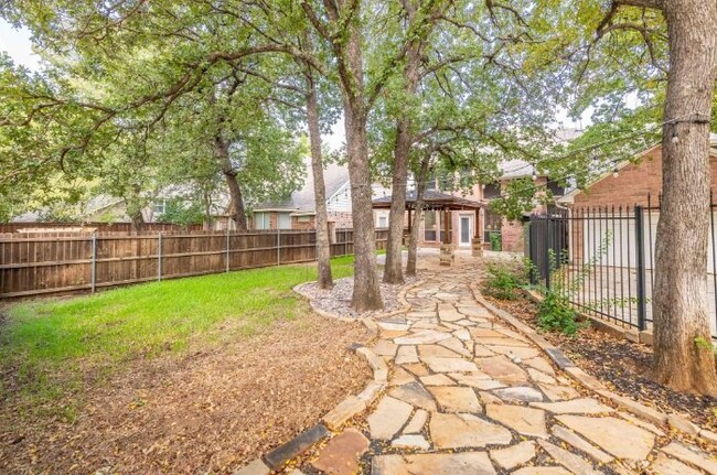 Building Photo - Lovely home nestled south Arlington