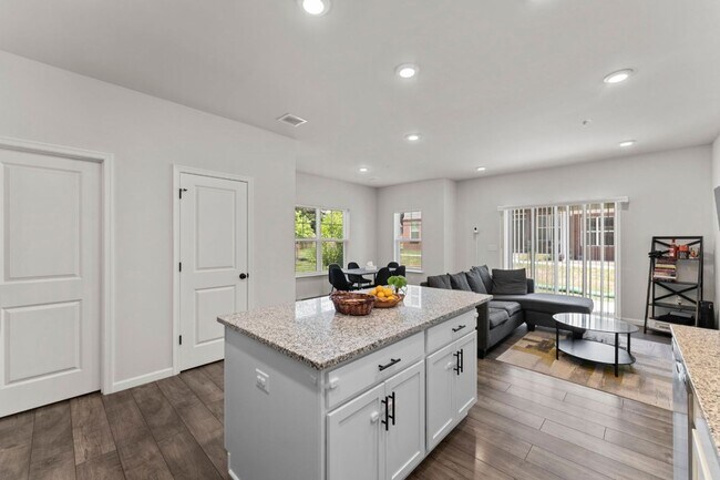 Building Photo - Elegant 3-Bedroom Home in Isaac Court. Available the Second Week of October!