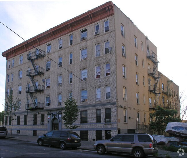 Building Photo - 1702 Clay Ave