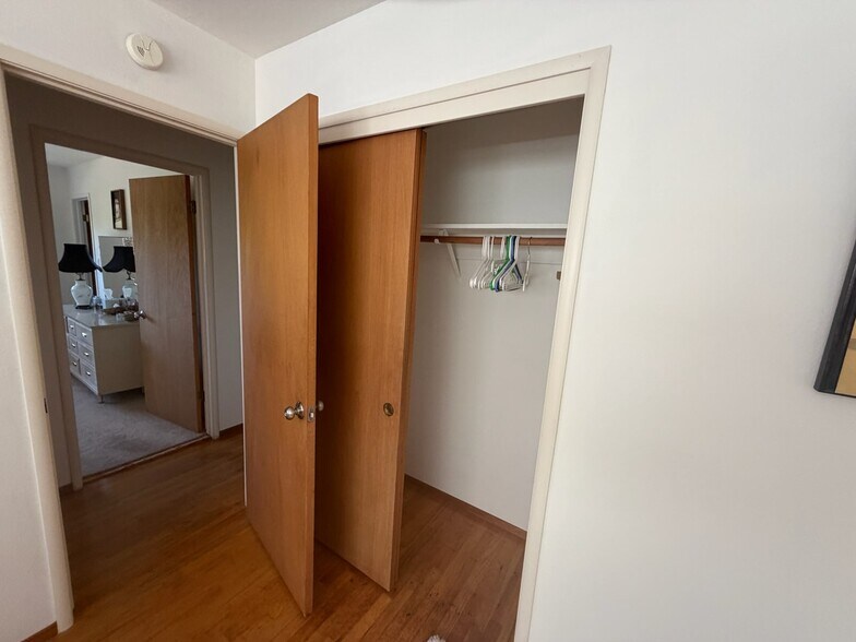 Room to rent door / Closet - 562 Larita Dr
