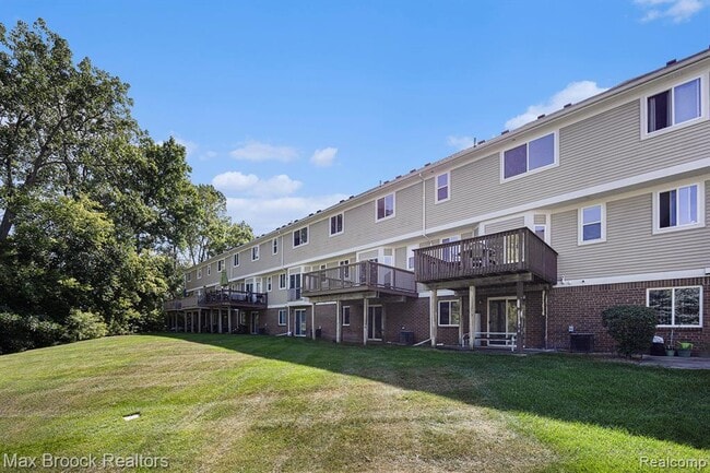 Building Photo - 4899 Green Ct