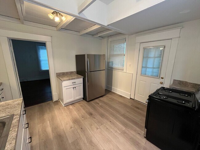 Building Photo - Spacious 3 BR home, Minutes to Medical Cen...