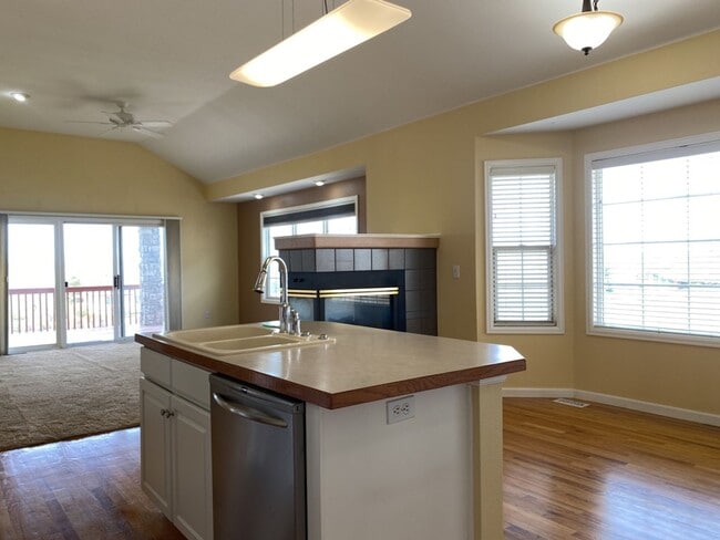 Building Photo - 5742 Crestwood Dr