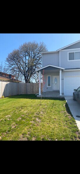 front yard - 2209 Jefferson Ct SE