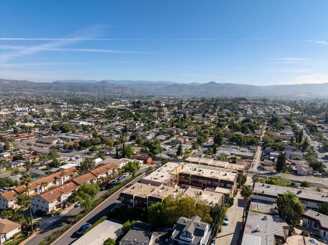 Building Photo - Escondido 2 bed 2.5 bath condo for lease