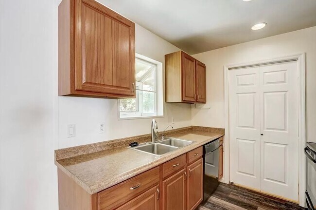 Building Photo - 100 Sadler Ct