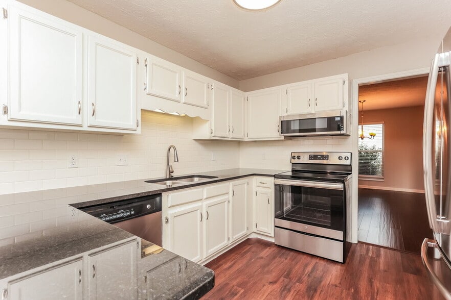 Building Photo - 3708 Seasons Dr