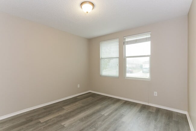 Building Photo - 321 Daisy Ln