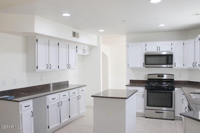 Building Photo - 815 Saguaro Park Ct