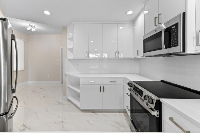 Building Photo - 12454 Crystal Pointe Dr