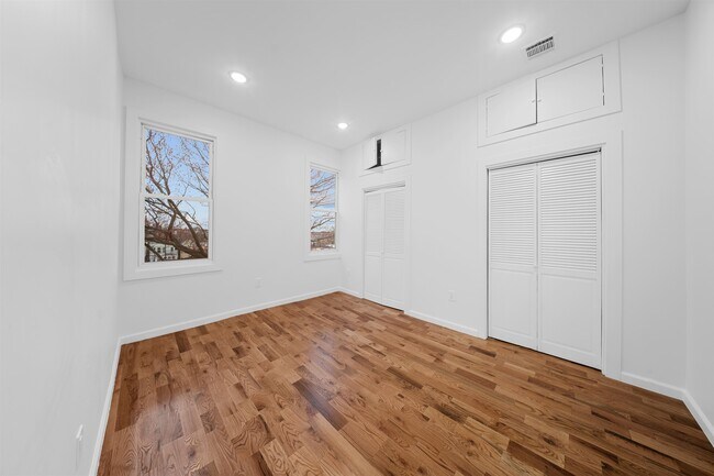 Building Photo - 1111 53rd St