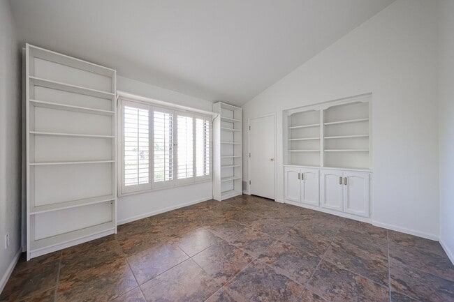 Building Photo - Scottsdale Country Club Living!