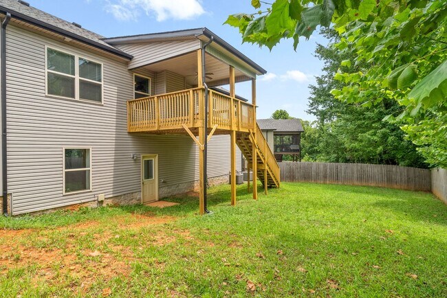 Building Photo - Pet Friendly Four Bedroom with Basement!
