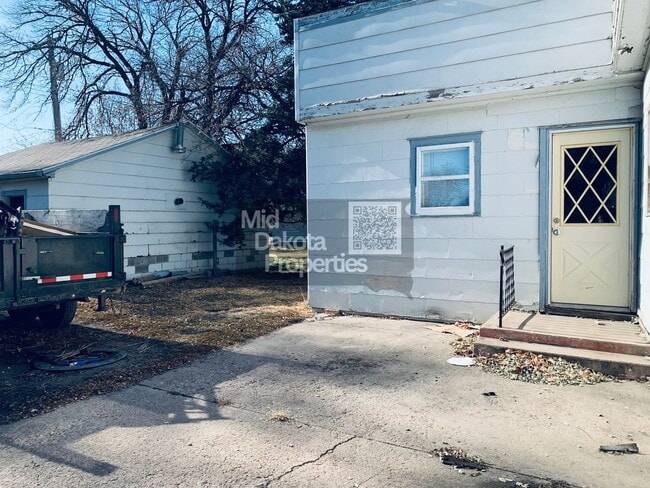 Building Photo - 509 E 1st- 3 bedroom single story house