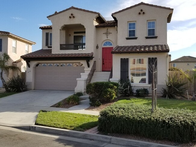 Building Photo - Stunning Home in Pacific Crest!  This 5 Bedroom 2.5 Bathroom with 2 Living Rooms