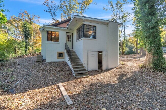 Building Photo - Beautifully Maintained 3BR/1BA Residence Near Downtown Spartanburg