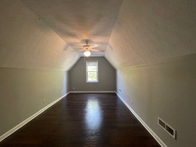 Building Photo - STYLISHLY UPDATED 3 BEDROOM CONDO IN LENNOX COURT