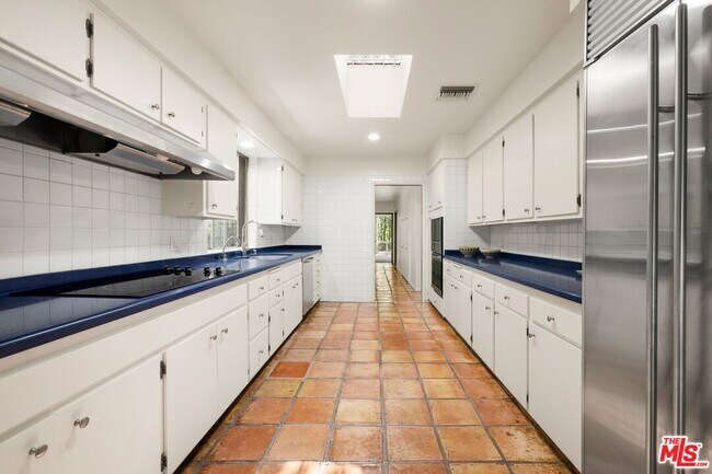 Building Photo - 2370 Nichols Canyon Rd