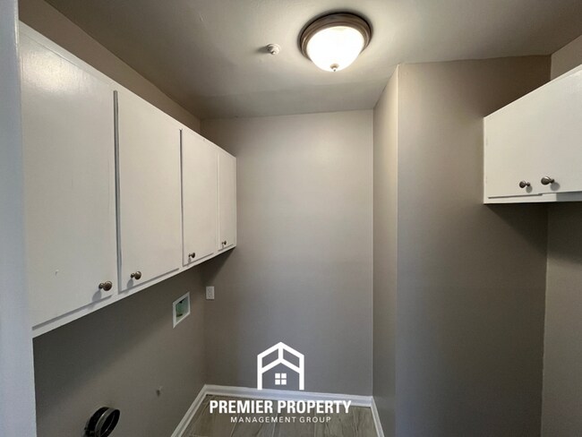 Building Photo - Spacious 3BR/2BA Whitehaven Home | 1,700+ SQ FT, Hardwood & Brick Fireplace